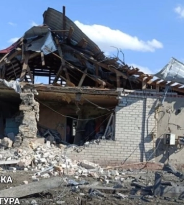 Росіяни обстріляли село на Харківщині, під завалами будинку опинилися двоє людей