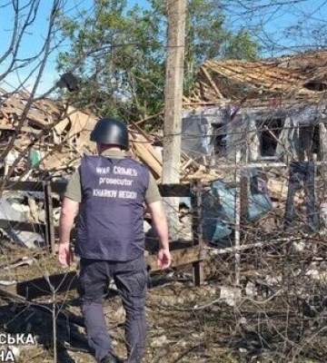 Окупанти завдали авіаудару по Глушківці на Харківщині. Загинула жінка. ФОТОрепортаж