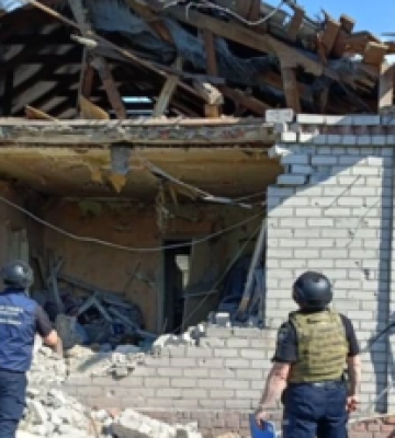 Прямое попадание в здание: Россия нанесла авиаудар по селу на Харьковщине. Фото