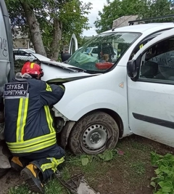 ДТП на Волині: рятувальники визволяли жінку з розбитої автівки
