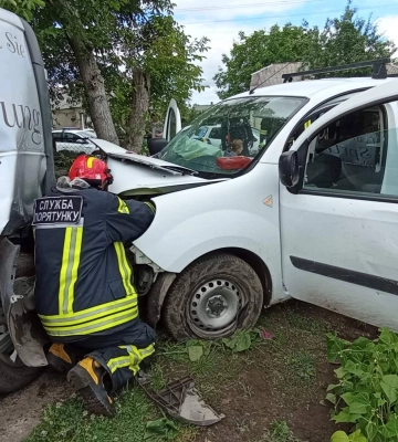 ДТП на Волині: рятувальники визволяли жінку з розбитої автівки