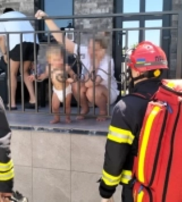 У Рівному дворічна дитина застрягла в металевих поручнях