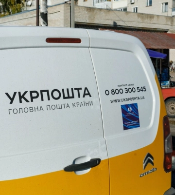 Дрон РФ вдарив по машині Укрпошти у Вовчанській громаді: працівниця загинула