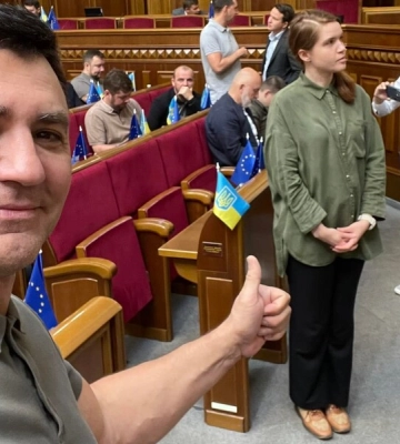 Яхно: Тищенко бьет военных руками своей титушни, Безуглая бьет словом