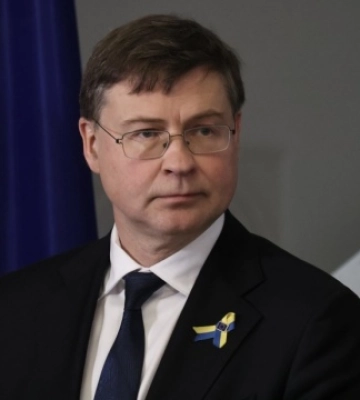 Україна отримає €1,5 мільярда від заморожених активів Росії ще до літніх канікул у ЄС - Домбровскіс