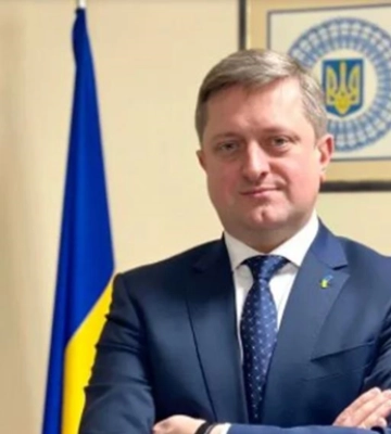Зеленский уволил посла Украины в Польше Василия Зварыча Зеленский уволил посла Украины в Польше Василия Зварыча