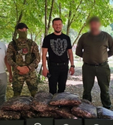 Громади Херсонщини передали морпіхам три десятки FPV-дронів та партію термозахисних плащів