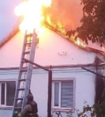 Під час ворожого обстрілу у Луцькому районі сталося дві пожежі від падіння уламків