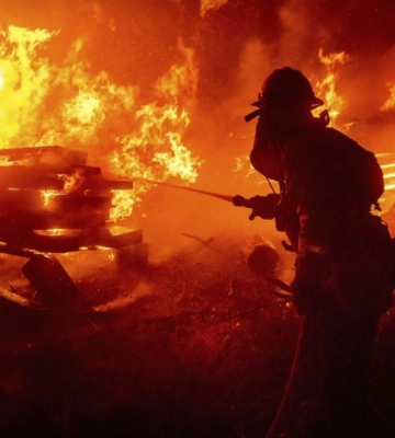 67 вогнеборців та 12 одиниць спецтехніки боролися з пожежею на енергооб&#039;єкті Львівщини, куди влучила ракета
