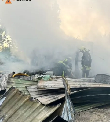 У Луцькому районі через нічну атаку рф були пожежі, їх загасили - ДСНС