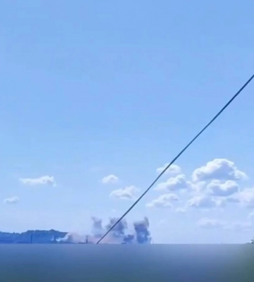 У Донецьку прогриміло понад 20 потужних вибухів, над містом здіймається дим — фото відео