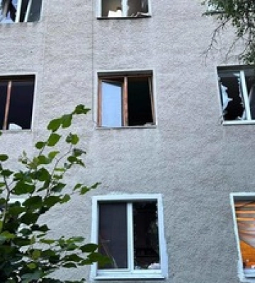Повибивало вікна в 12 будинках: у Франківську ліквідовують наслідки ракетного удару