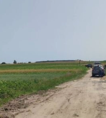 У селі біля Луцька, де горіла хата від падіння уламків дрона, працюють сапери