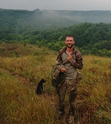 “Коли виходи, він перший спускається у підвал”: історія служби черкаського прикордонника і чотирилапого Якова