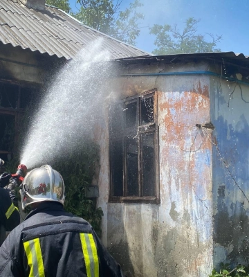 Одещина: у Березівському районі горів приватний будинок, є постраждалий (фото, відео)