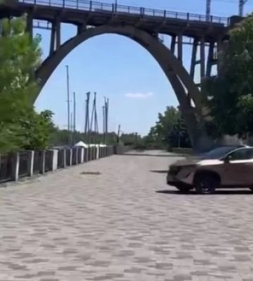 У Дніпрі водій припаркував автівку на пішохідній зоні Січеславської Набережної