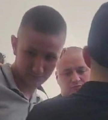 В сети нашли полицейского, который помогал охране Тищенко избивать военного