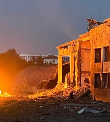 Повибивало вікна в 12 будинках: у Франківську ліквідовують наслідки ракетного удару