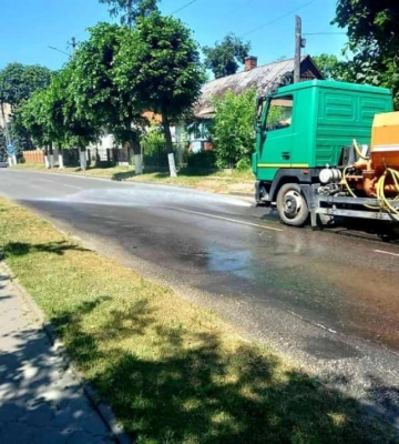 У Костополі поливають дороги: для чого це роблять