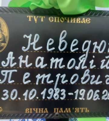 Стікав кров'ю: у Луцьку патрульні врятували пораненого чоловіка (відео)