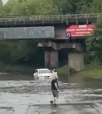 Готуйте човни: у Луцьку автівки «тікають» від потопу під мостом (відео)