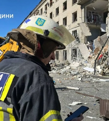Днем российские войска ударили КАБами по Харькову: попали по жилому дому, погибли и ранены.