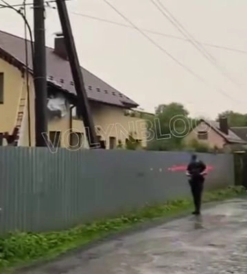 Від удару блискавки у Луцьку на Львівській загорівся будинок
