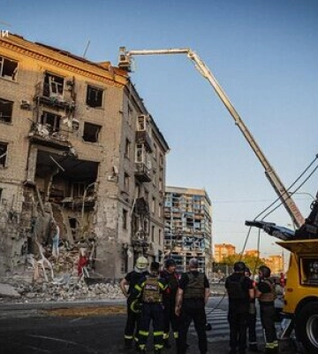 Рятувальники ліквідували наслідки ворожого удару по житловій 5-поверхівці у Харкові. ФОТОрепортаж