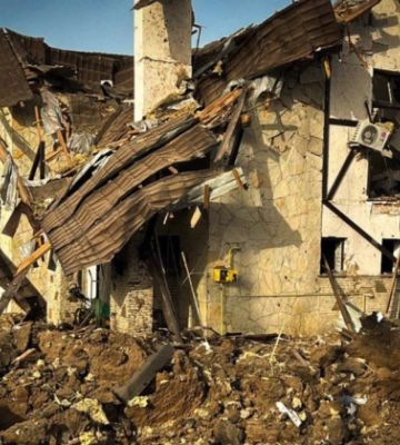 На Київщині через падіння уламків ракети постраждали двоє людей: в ДСНС показали наслідки обстрілу рф, фото