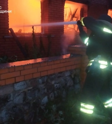 На Шосткинщині рятувальники ліквідували пожежу, яку спричинив ворожий обстріл