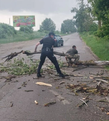 Наслідки негоди на Рівненщині ліквідовували рятувальники