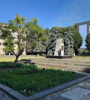 У Костополі висадили квіти біля символічної локації (ФОТО)