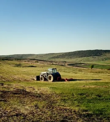 На Херсонщині росіяни поранили тракториста