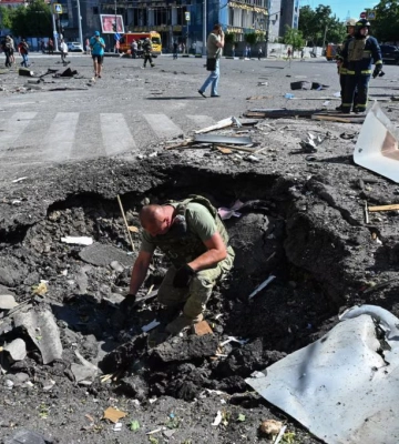 Полиция показала видео прилета КАБ в центр Харькова