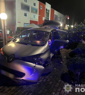 В Ужгороді зіткнулися Mercedes-Benz та Renault Zoe, травмовано 5 осіб (ФОТО)
