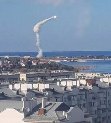 Після вибухів, схожих на роботу ППО, в окупованому Криму вже відомо про трьох загиблих, палає житловий будинок