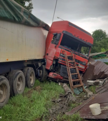ДТП у Львові: рятувальникам довелося через лобове скло кабіни демонтувати водія
