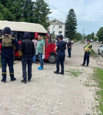 Из-за вражеских обстрелов из Белополья эвакуировали 23 человека, в частности, 6 детей. ФОТО