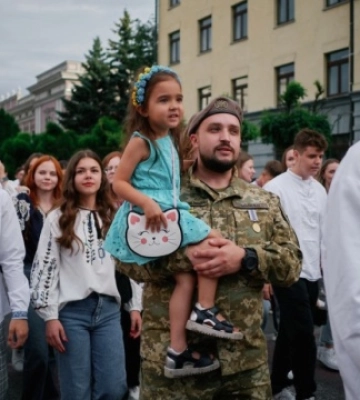 &quot;Дякуємо за мирне небо&quot;: фоторепортаж з маршу подяки випускників у Черкасах