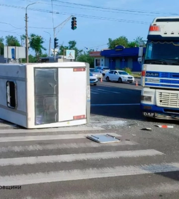 На Дніпропетровщині внаслідок зіткнення маршрутки та вантажівки постраждали понад 20 людей