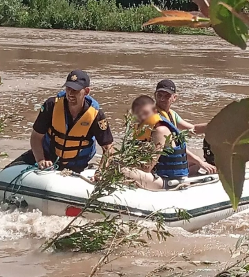 У Перечині водолази ДСНС врятували чоловіка, який застряг посеред річки