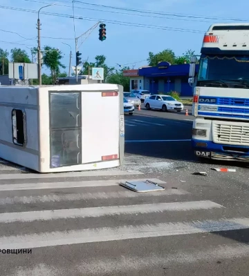 21 пасажир та водій отримали травми: на Дніпропетровщині зіткнувся маршрутний автобус з фурою