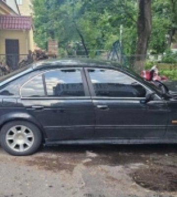 Біля суду в Рівному BMW врізався у дерево