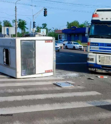 В Кривом Роге грузовик влетел в маршрутку с пассажирами: 22 пострадавших