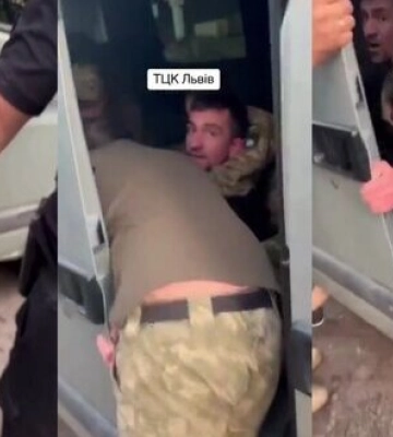 Полицейский и двое военных силой &quot;бусифицируют&quot; мужчину во Львове: &quot;Что вы с ним делаете?! Ногу ему сломаете!&quot;. ВИДЕО