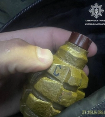 У Житомирі затримали чоловіка, який в громадському транспорті їздив з гранатою