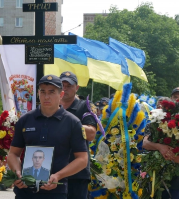 У Покрові на Дніпропетровщині попрощалися з рятувальником Миколою Нечипоренком, загиблим внаслідок повторного обстрілу