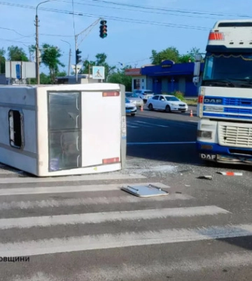 У Кривому Розі зіткнулися вантажівка та мікроавтобус: постраждали 22 людини
