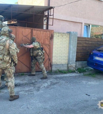 Вимагали 5 млн грн у сім’ї загиблого воїна ЗСУ: СБУ затримала рекетирів у Черкасах. ФОТОрепортаж