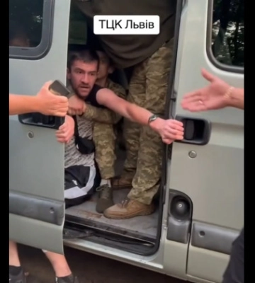 У Львівському ТЦК відреагували на відео, де працівники погрузили силою чоловіка в бус